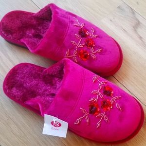 Elegant burgundy faux fur slippers